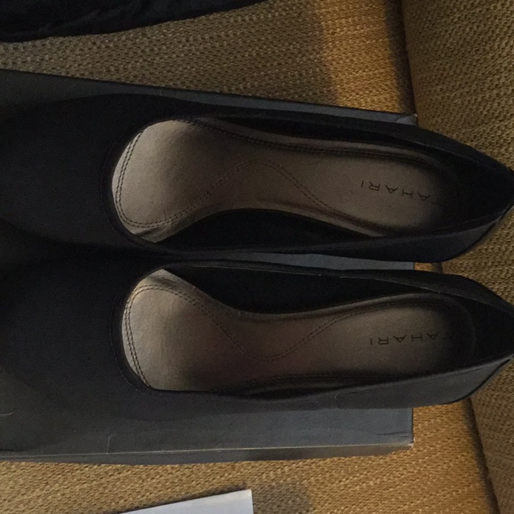 Size 11 black Tahari pumps